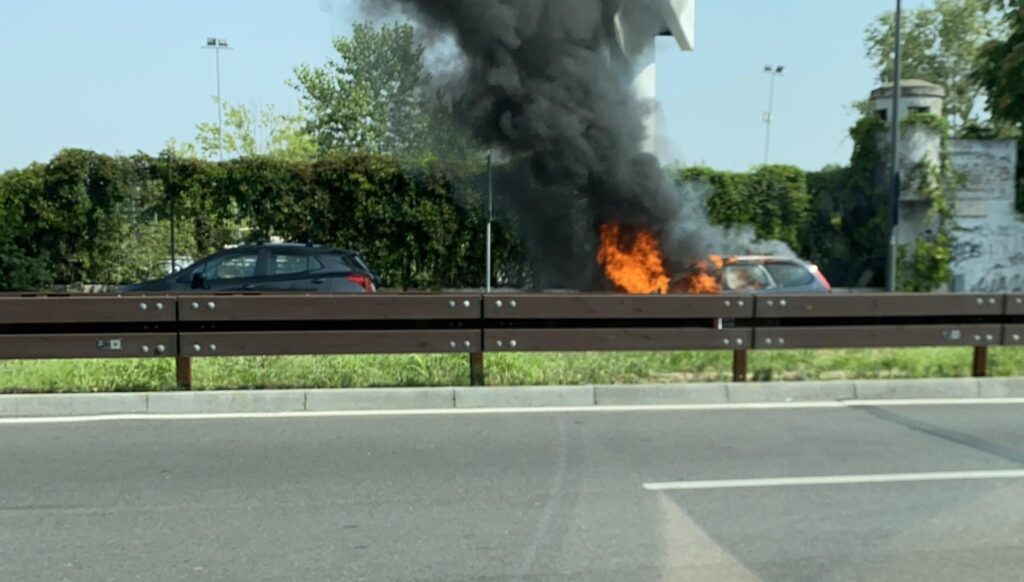 Milano, incidente su viale Forlanini: auto in fiamme e traffico bloccato [FOTO]