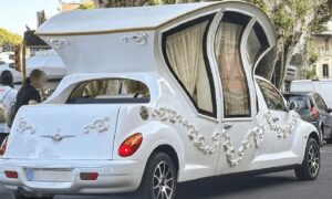 Napoli, l’auto per il matrimonio è una bizzarra carrozza: “Sembra un carro funebre”