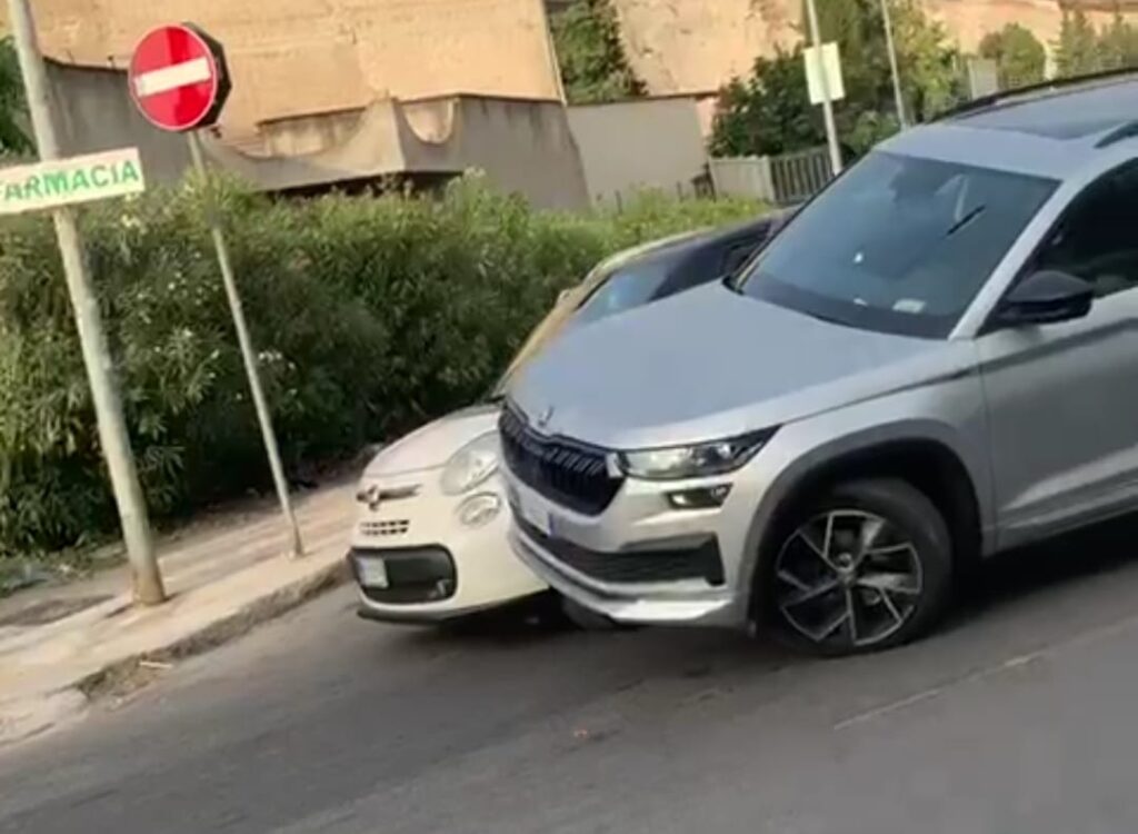 Palermo, la folle lite tra automobilisti: colpi di bottiglia, calci e sportellate [VIDEO]