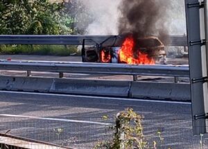 A14, assalto a un portavalori nel tratto pescarese: spari, auto in fiamme e traffico in tilt