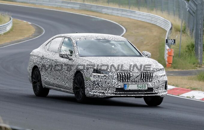 Skoda Superb 2024 - Foto spia 27-07-2023