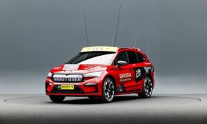 Skoda al Tour de France 2023: l’elettrica Enyaq iV celebra il 20° anniversario di partnership