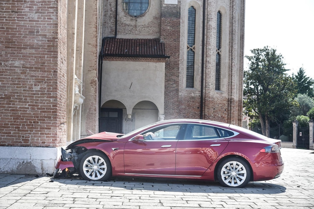 Tesla si schianta contro il duomo di Montagnana