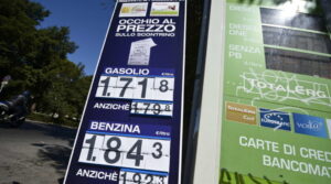 Prezzi benzina: scatta l’obbligo dei cartelli con la media