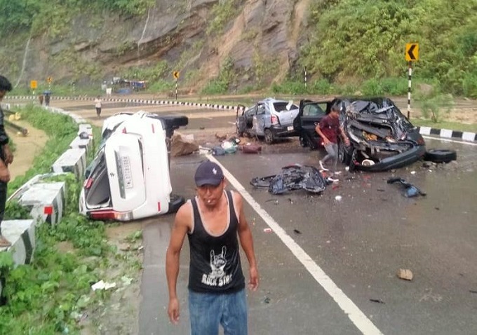 Tragedia in India, frana si abbatte sull’autostrada e i massi colpiscono le auto: due morti e tre feriti [VIDEO]