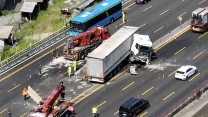 Lainate, pauroso incidente sulla A8: tir invade la carreggiata opposta e investe auto, tre feriti