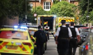 Regno Unito, auto si schianta contro una scuola elementare a Wimbledon: morta una bambina, 8 feriti