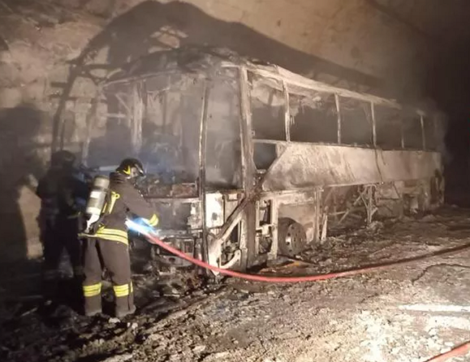 Genova, pullman a fuoco in galleria sulla A12: passeggeri si mettono in salvo fuggendo a piedi dal tunnel, 37 intossicati