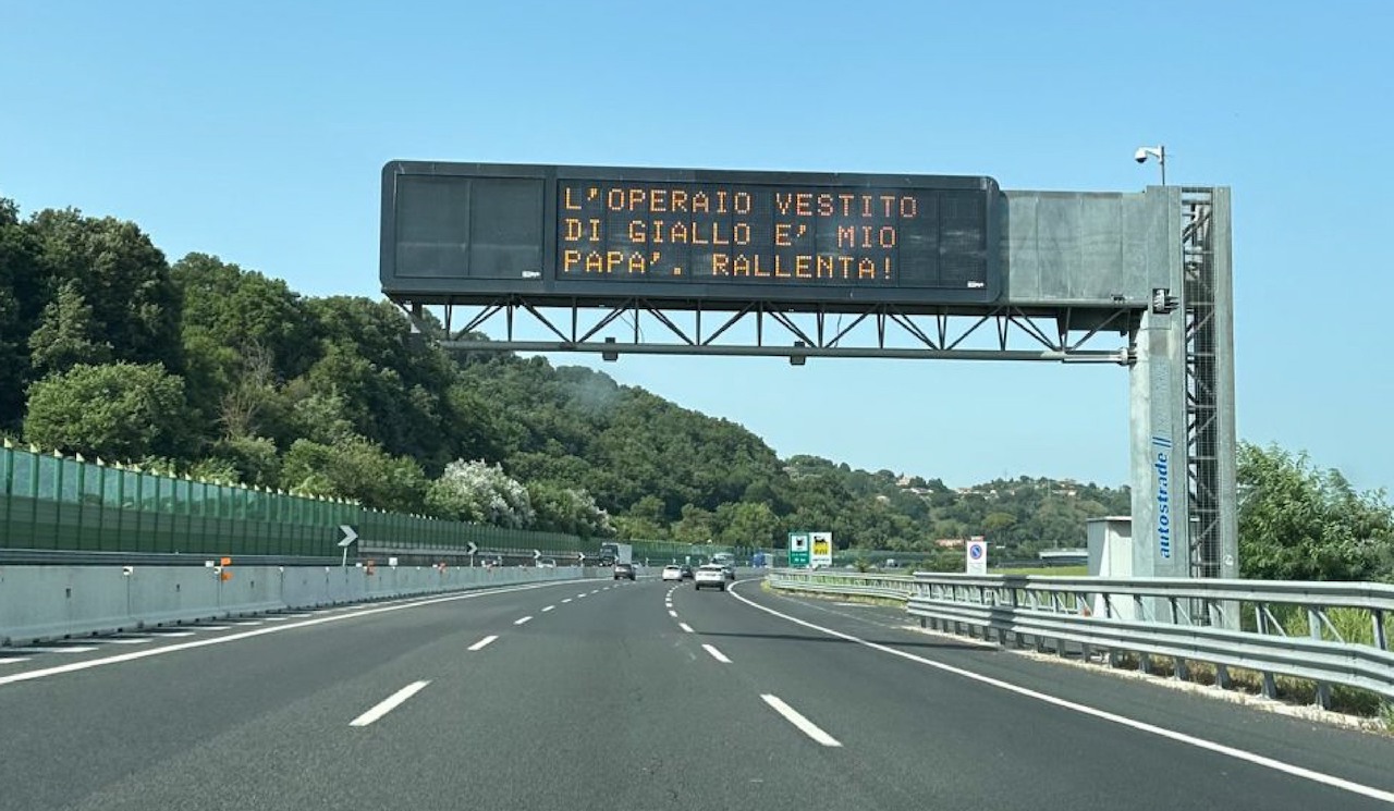 “L’operaio vestito di giallo è mio papà”: i cartelli per la sicurezza in autostrada