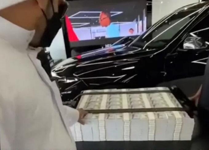 Emirati Arabi, influencer fa lo spocchioso ostentando la sua ricchezza in concessionaria di auto di lusso: è ricercato dalle autorità [VIDEO]