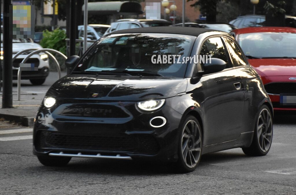 Abarth 500e Cabrio in Venom Black avvistata in strada [FOTO]