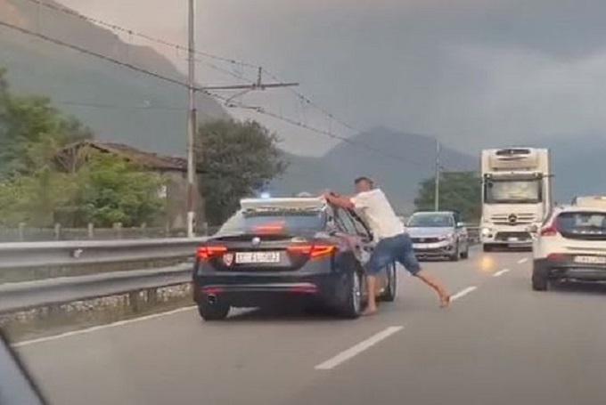 Sondrio, automobilista si scaglia contro l’auto dei carabinieri: pugni e calci prima di essere arrestato [VIDEO]