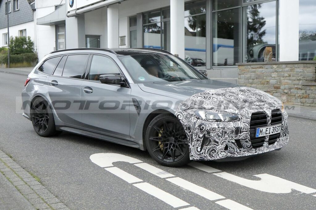BMW M3 2024: il nuovo restyling si mostra nelle versioni berlina e sw [FOTO SPIA]