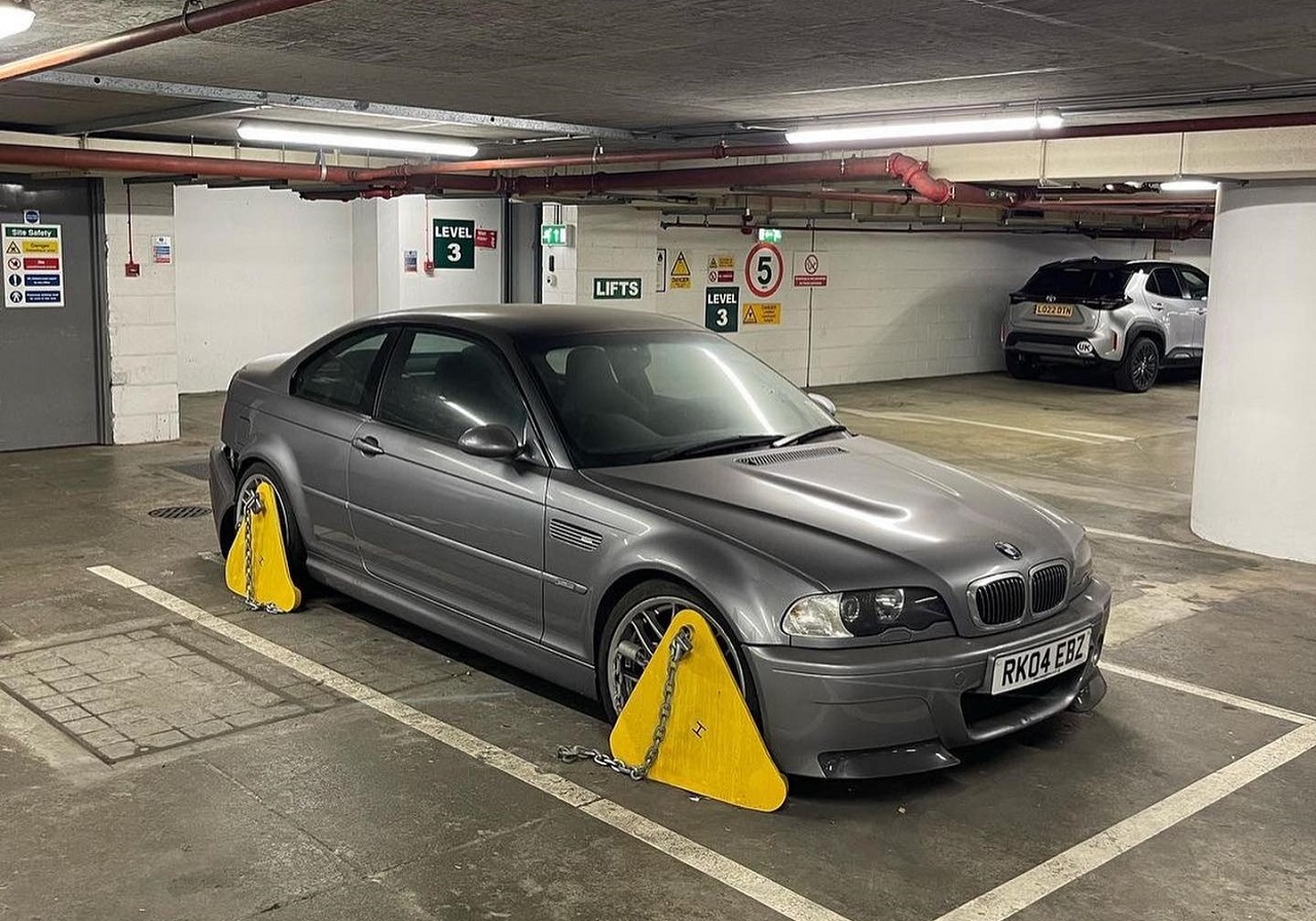 Questa BMW M3 CSL è rimasta ferma in un parcheggio per quasi 20 anni