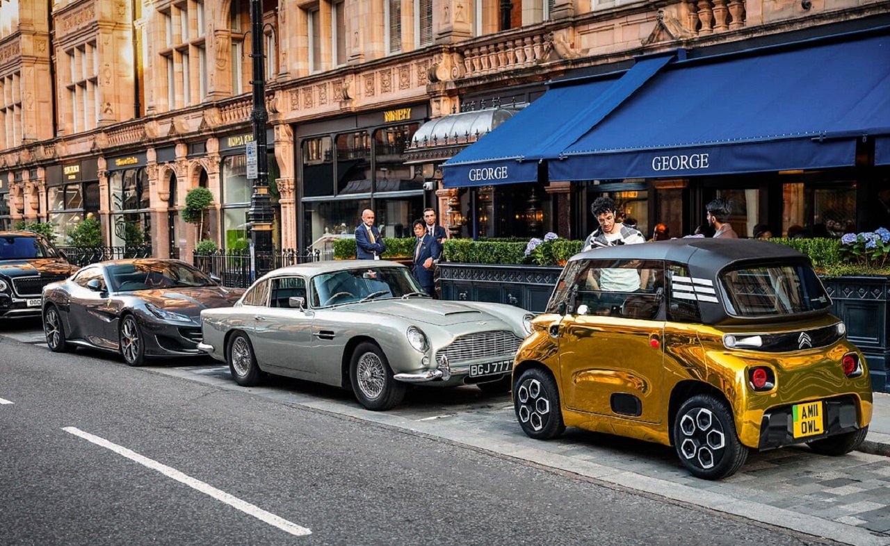 Citroen Ami ricoperta d’oro avvistata a Londra