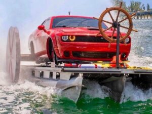 Dodge Hellcat da 700 CV trasformata in una barca [VIDEO]