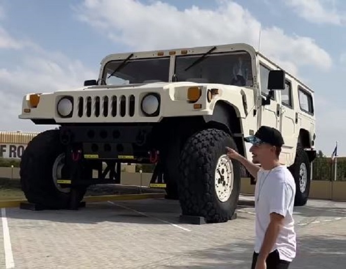 Hummer H1 X3: uno sguardo all’interno del gigantesco veicolo [VIDEO]