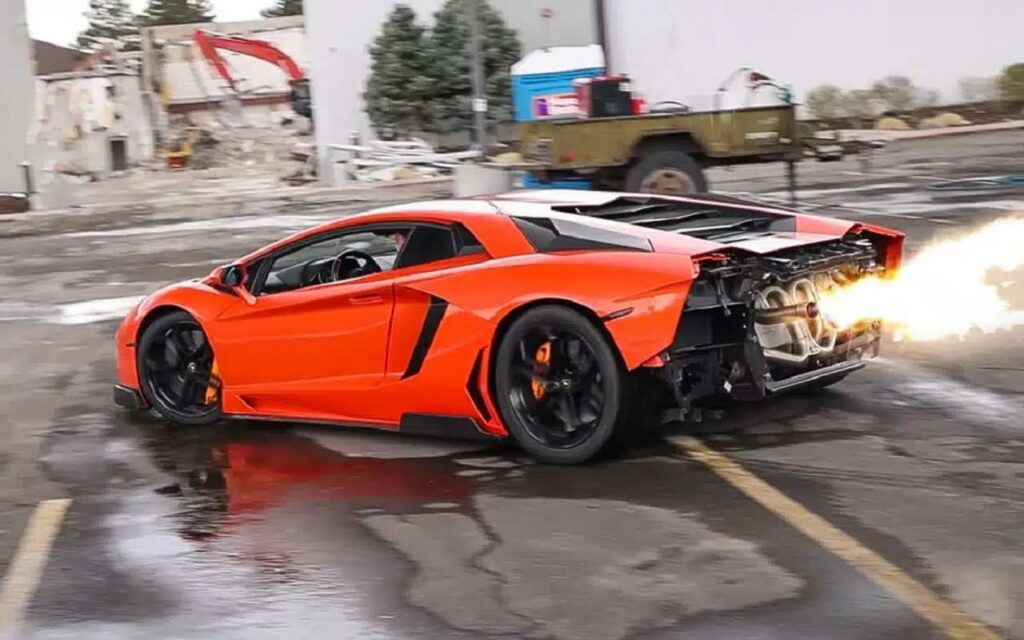 Lamborghini Aventador: youtuber installa sistema di scarico F1 che spara fiamme [VIDEO]