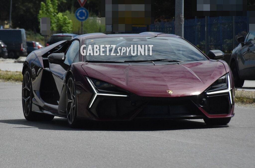 Lamborghini Revuelto avvistata in strada a Torino [FOTO]