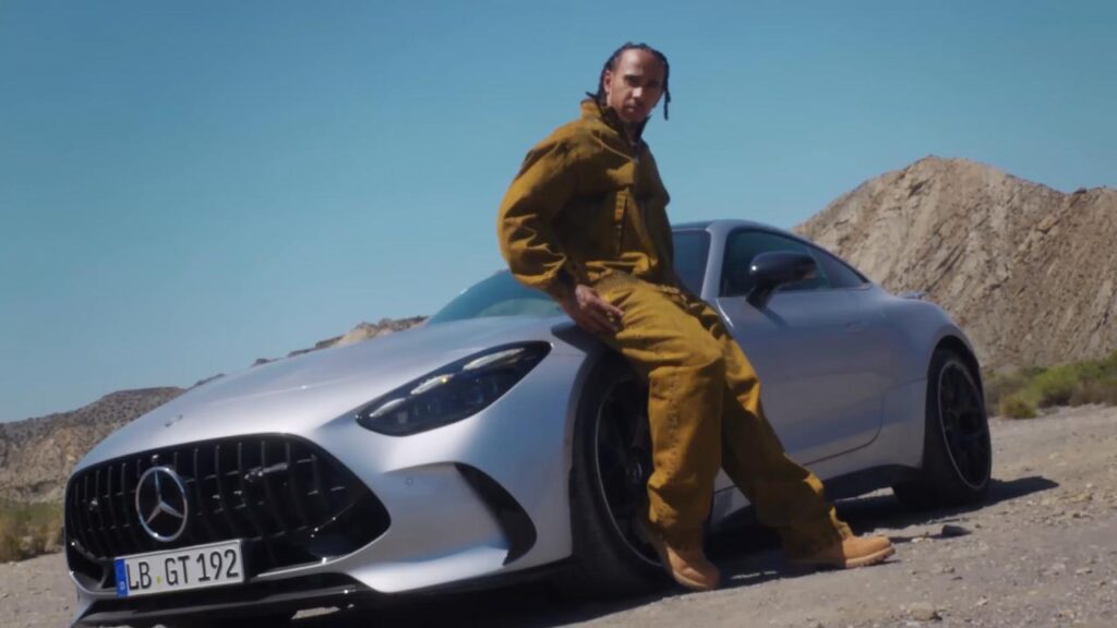 Mercedes-AMG GT 2024: Lewis Hamilton prova la nuova generazione [VIDEO]