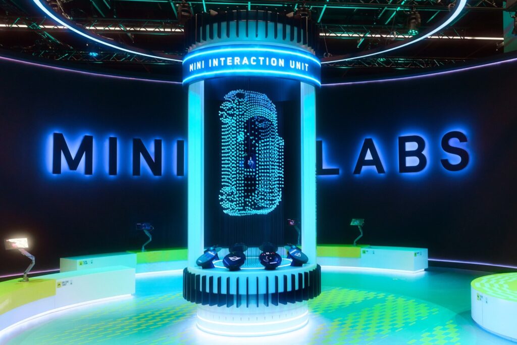 MINI Interaction Unit: il display OLED rotondo sviluppato in collaborazione con Samsung alla gamescom 2023