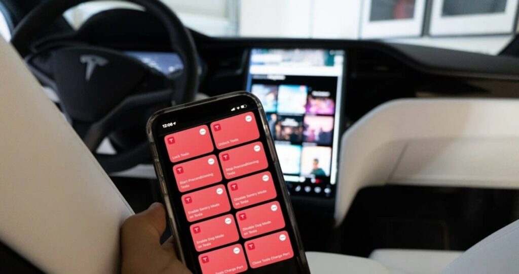Tesla: ora si può controllare l’auto con Siri