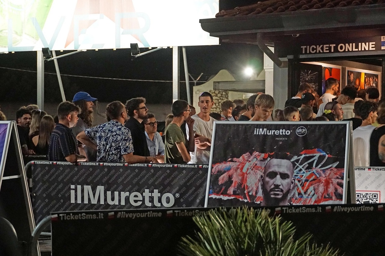 Taxi gratis in discoteca: grande successo tra i 4mila ragazzi in fila al Muretto