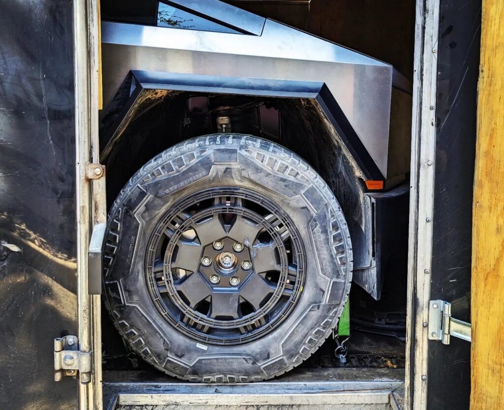 Tesla Cybertruck: uno sguardo ravvicinato alle sue mostruose ruote