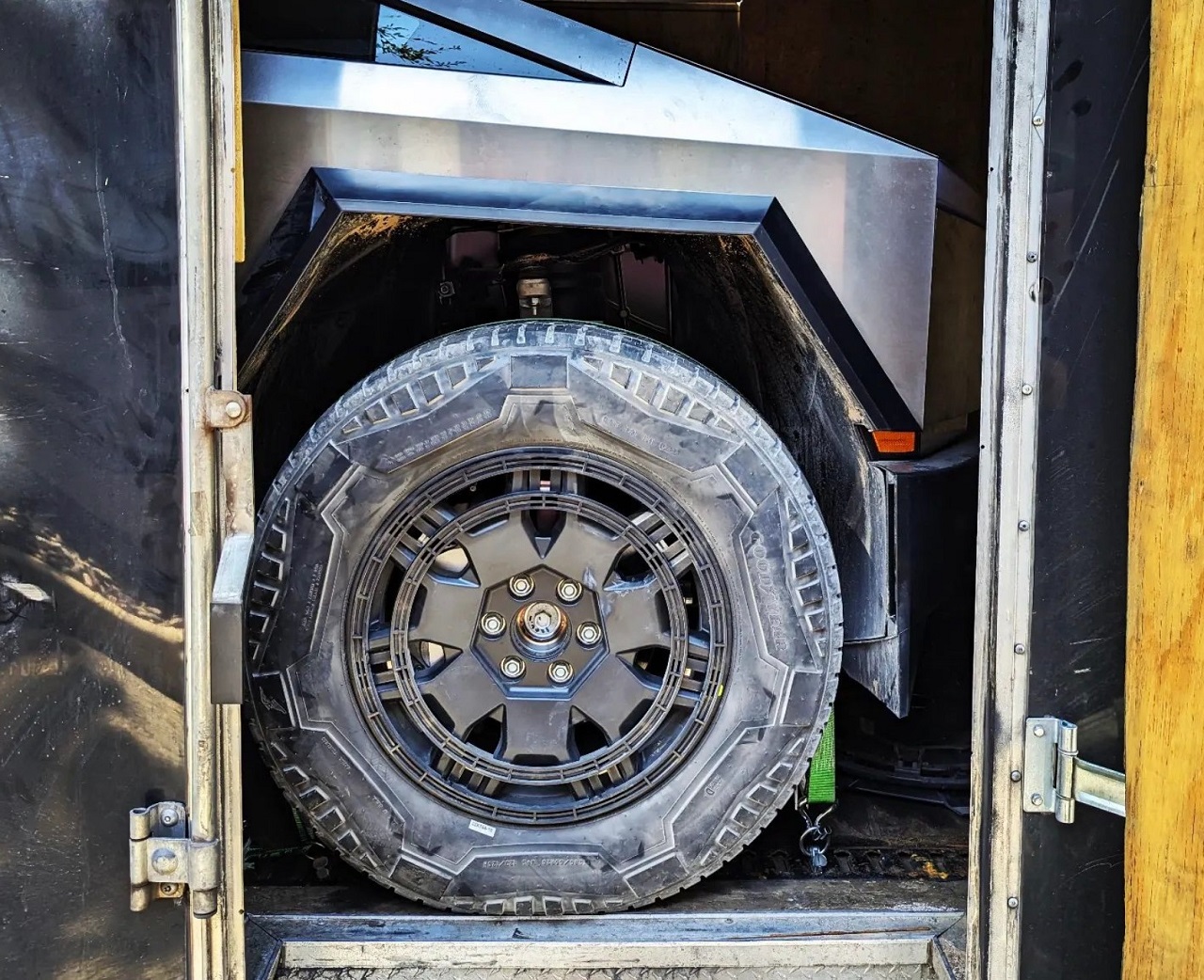 Tesla Cybertruck: uno sguardo ravvicinato alle sue mostruose ruote