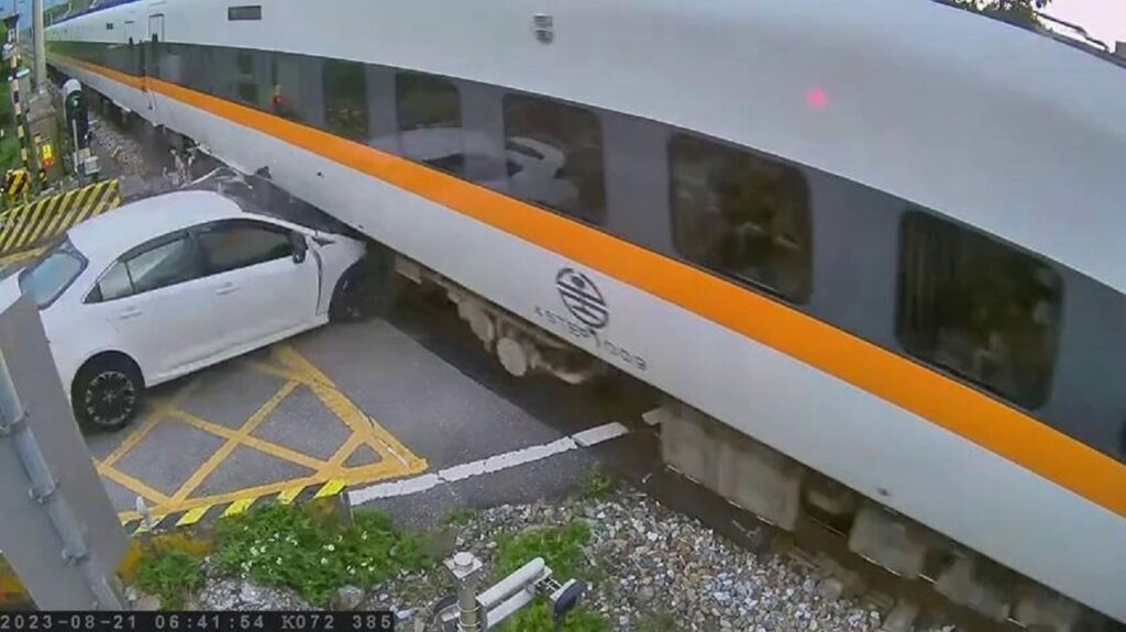 Automobilista ubriaco si schianta contro un treno [VIDEO]