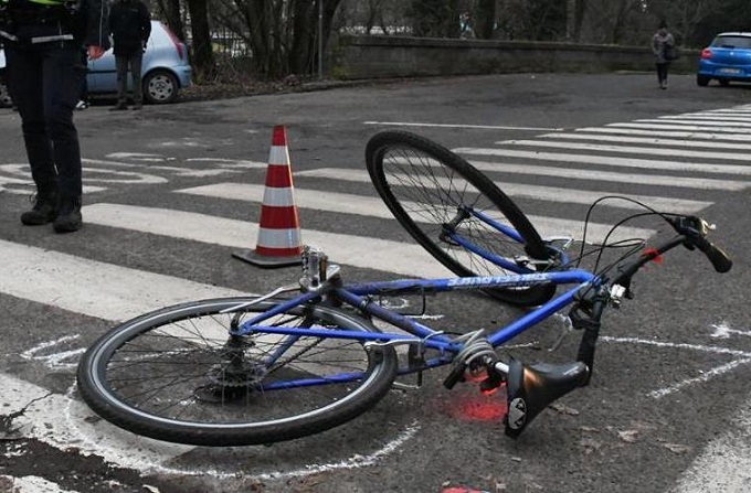 Tragedia a Milano: un camion travolge una ciclista e la uccide
