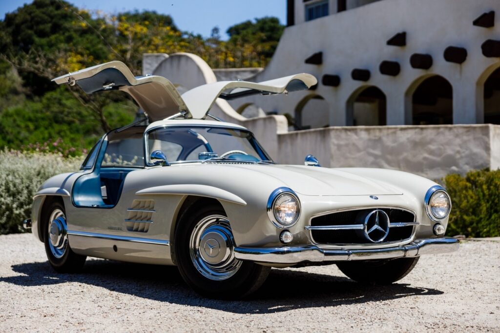 Autotorino esibisce la Mercedes 300 SL “Gullwing”: storia, caratteristiche e valore di questo gioiello dell’automobilismo [VIDEO]