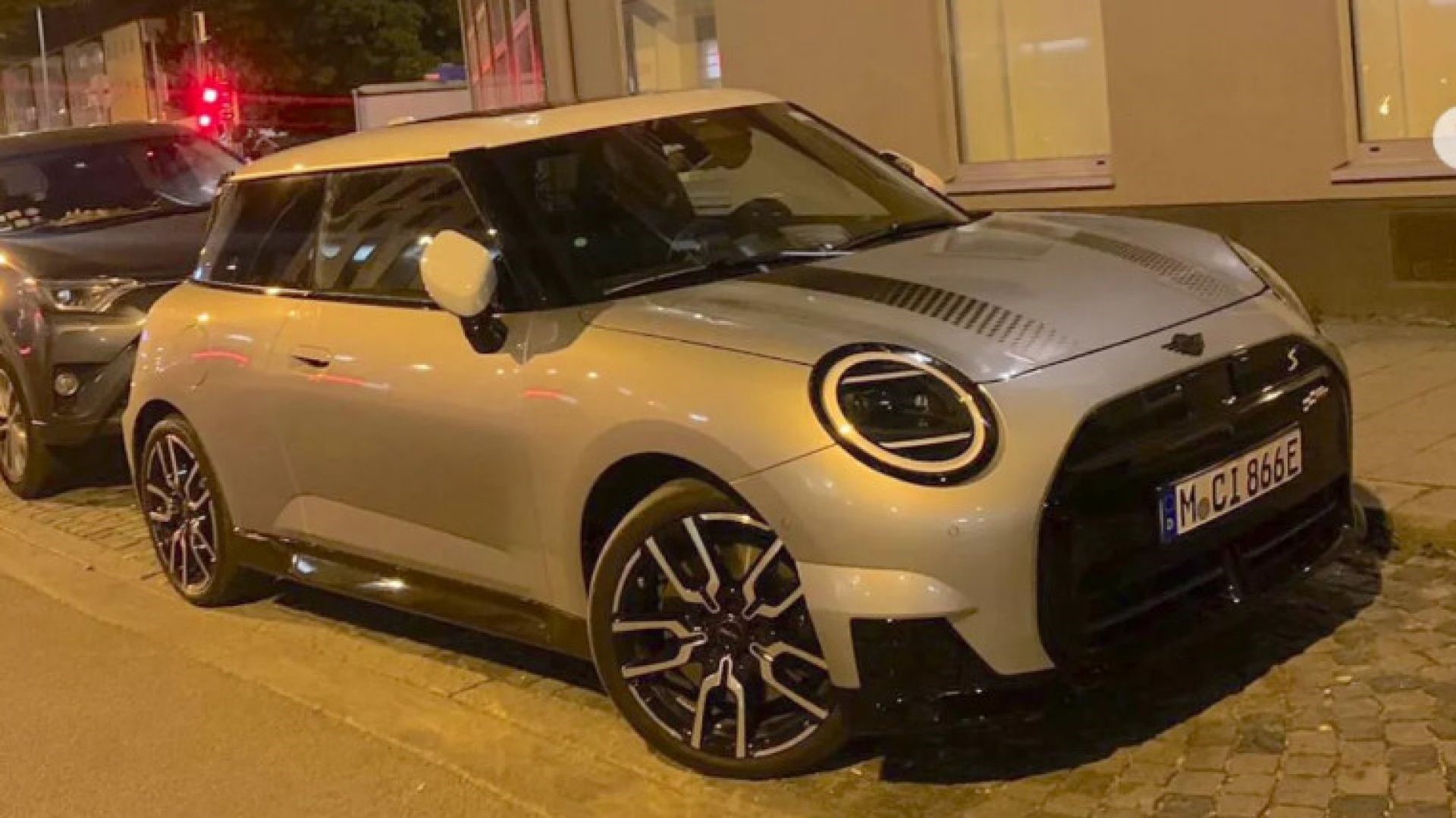 La Mini Cooper JCW elettrica: il futuro dal design sportivo