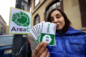 Nuove tariffe Area C Milano: aumento dei prezzi per limitare l’inquinamento e il traffico