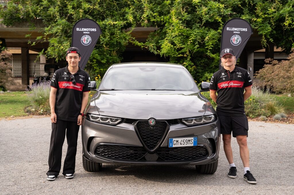 Alfa Romeo Tonale: consegna speciale per ignaro cliente da parte del team di F1