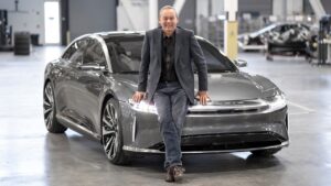 Lucid paga il suo CEO 379 milioni di dollari in un anno: Elon Musk non è d’accordo