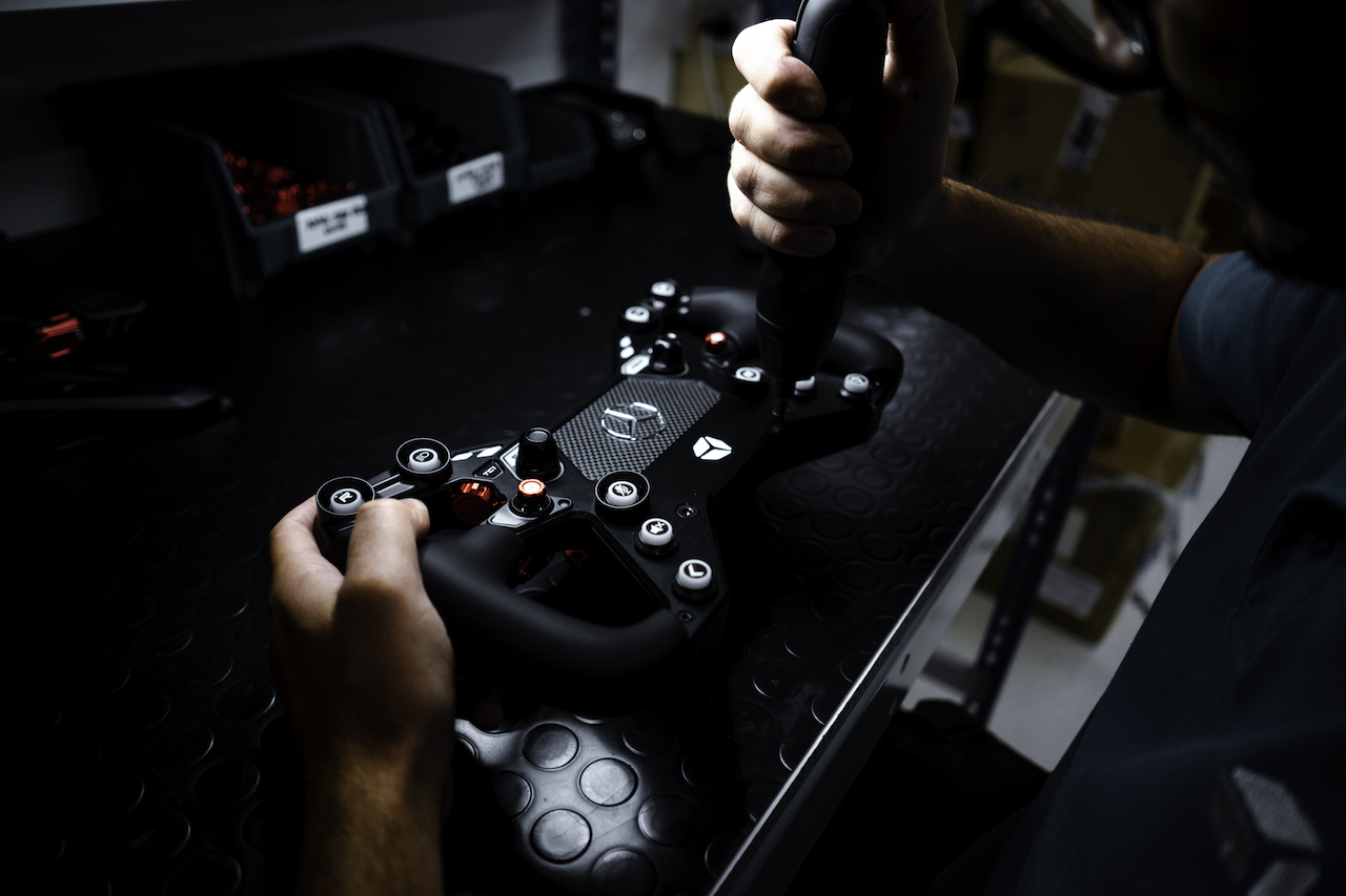 Mercedes realizza con Cube Controls un volante da gaming