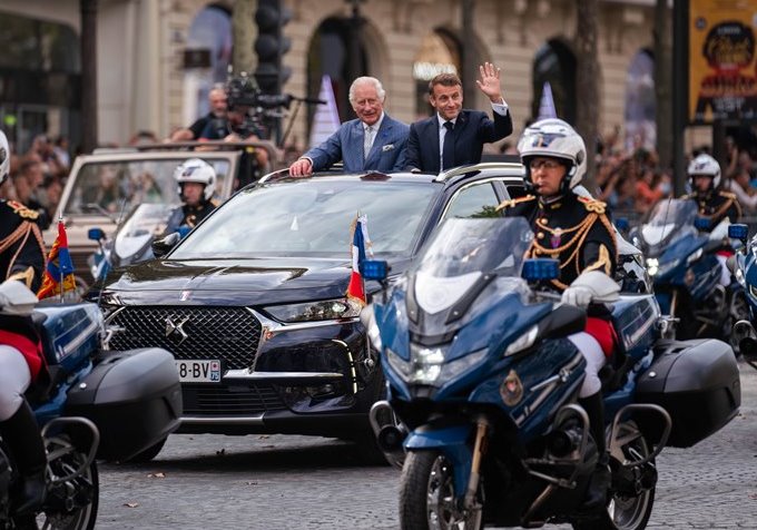DS 7 protagonista sugli Champs-Élysées per la visita in Francia di Re Carlo [FOTO]
