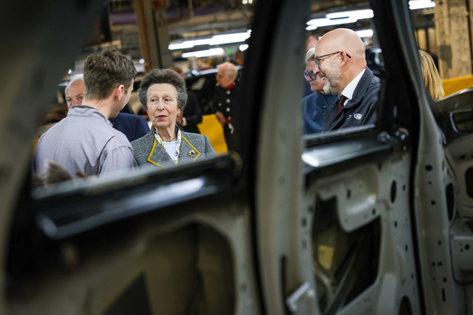 Jaguar Land Rover: la visita della principessa Anna ad Halewood