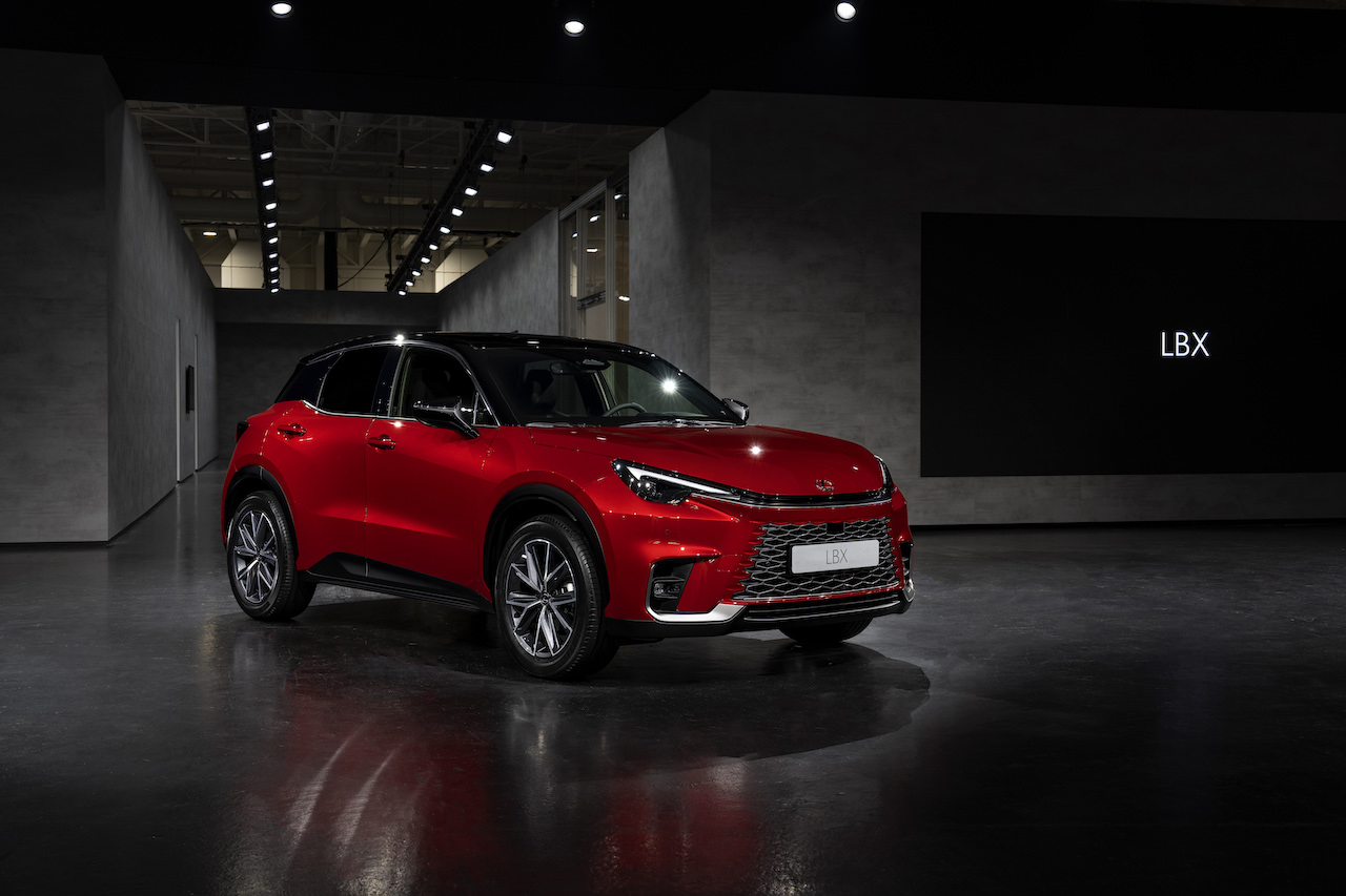 Lexus LBX 2024: un design elegante, pensato per i giovani