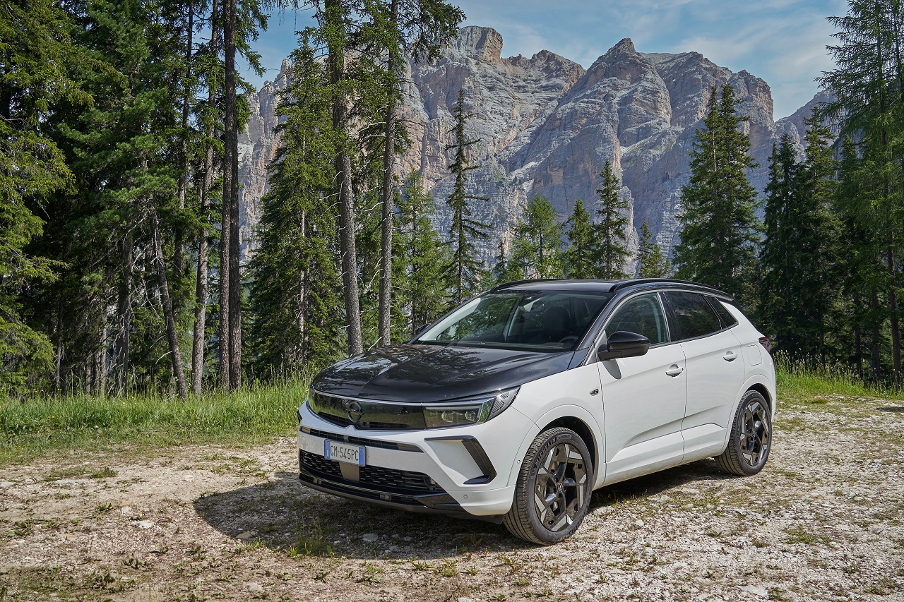 Opel Grandland GSe affronta i passi delle Dolomiti
