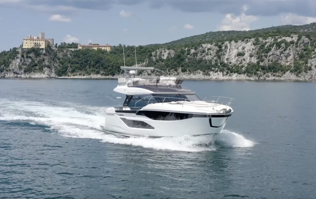 Prestige F4 2023: la prova dello yacht a motore fly [VIDEO]
