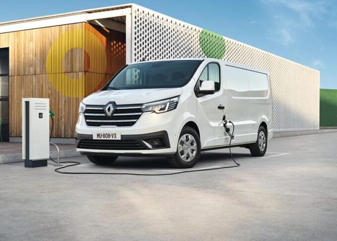 Renault Trafic Van E-Tech: arriva la versione elettrica del furgone della Losanga [FOTO]