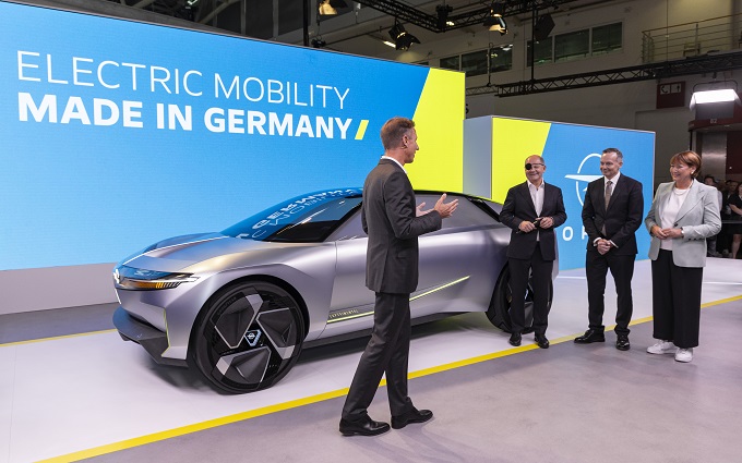 IAA Mobility 2023: il cancelliere tedesco Olaf Scholz visita lo stand Opel
