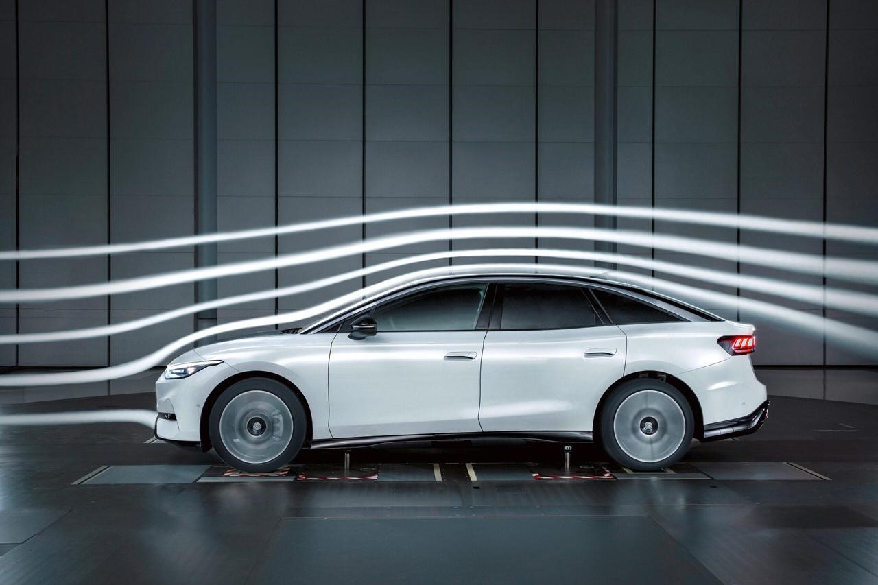 Volkswagen ID.7: tutto quello che c’è da sapere sui prezzi e la dotazione di serie