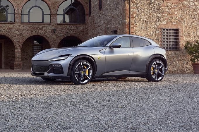 Ibrahimovic fa 42 anni e si regala un’altra Ferrari: per l’occasione ha scelto il SUV Purosangue