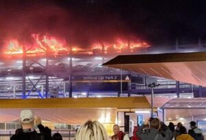Incendio all’aeroporto di Luton a Londra: il rogo scoppiato nel parcheggio dello scalo, 1.200 auto danneggiate dalle fiamme