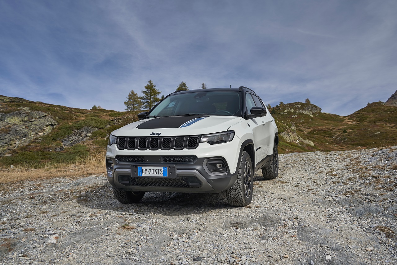 Jeep Compass 4xe mostra le sue capacità al Grand Tour of Switzerland