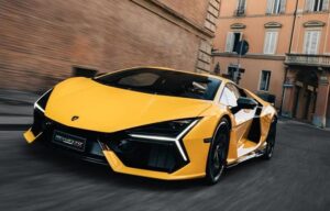 Lamborghini Revuelto: l’ibrida del Toro per la prima volta in strada [FOTO e VIDEO]