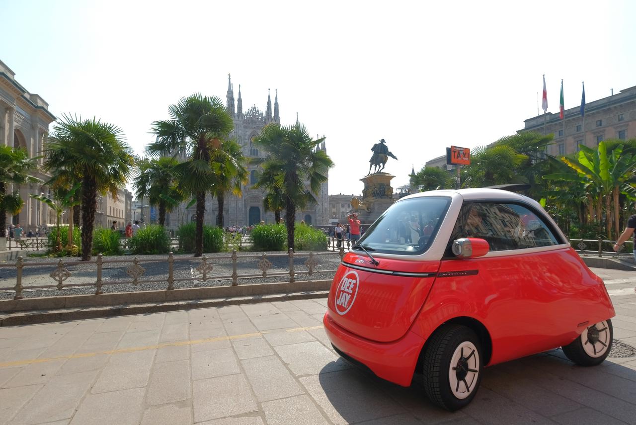 Microlino rivoluziona le vie di Milano durante la Deejay Ten